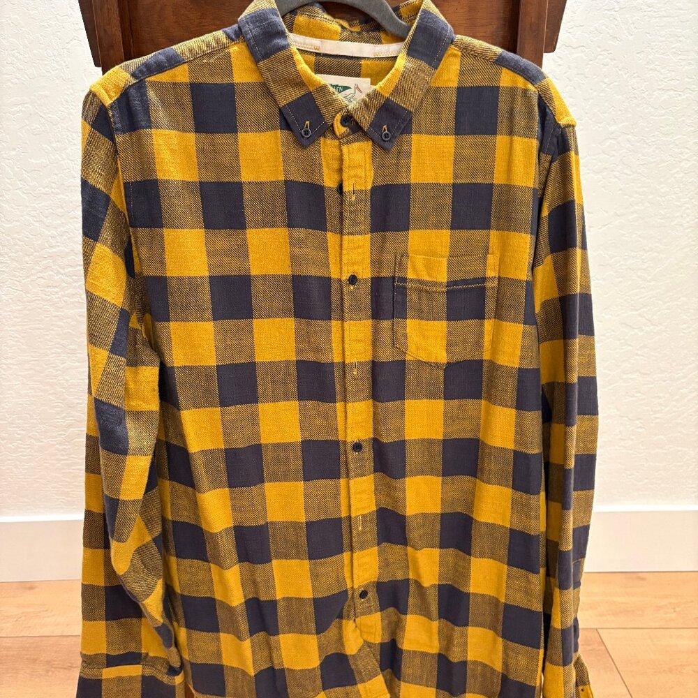Men's Buttoned down flannel shirt by Wellen, Size XL, Checkered pattern